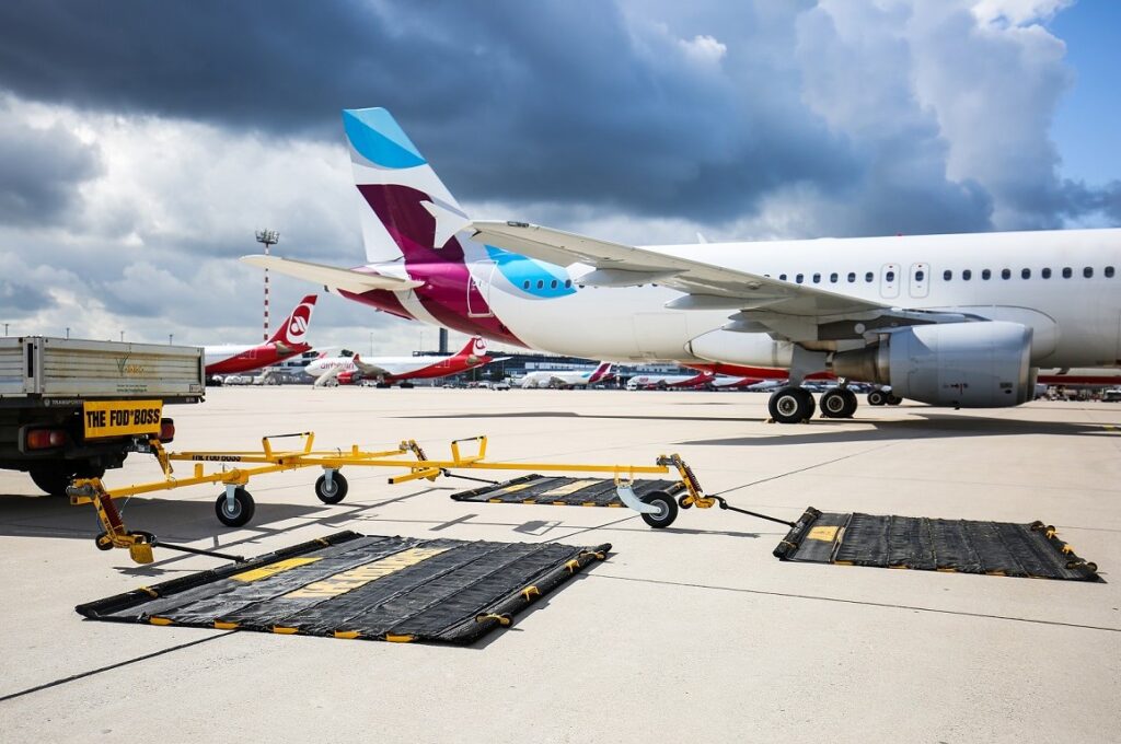 Flughafengelände mit Flugzeugen bei Sonnenschein