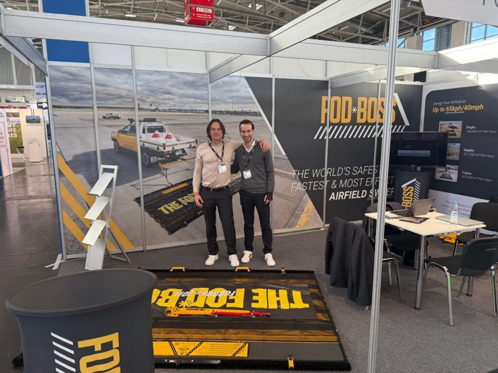 Messestand FODBOSS mit Personen